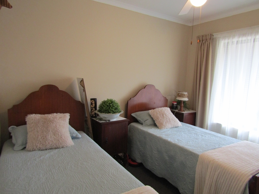 8 Bedroom Property for Sale in Wavecrest Eastern Cape